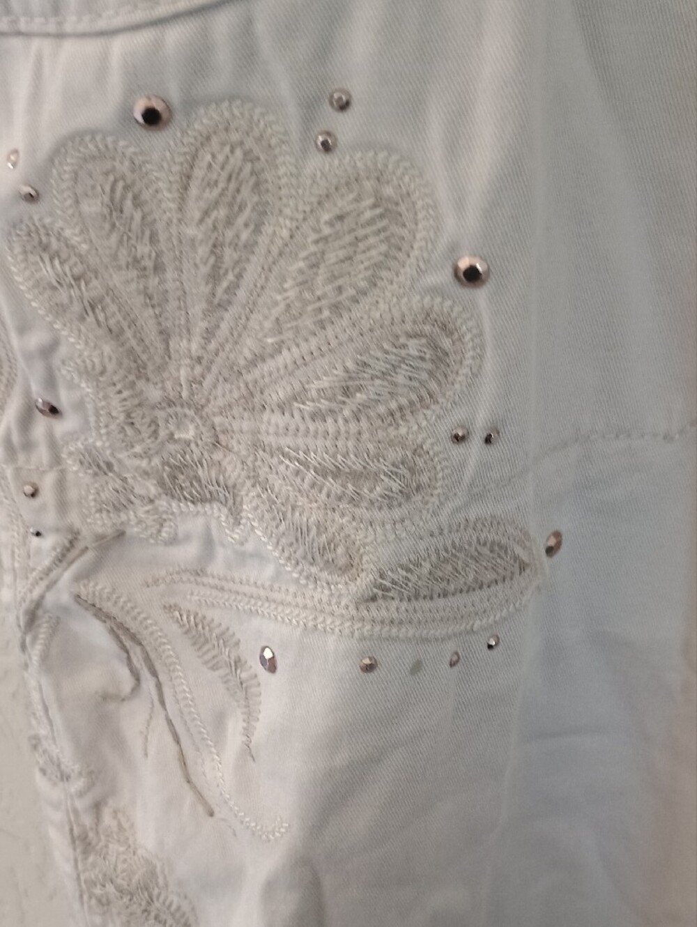 Gloria Vanderbilt Cream Embroidered Capri Pants - Picture 5 of 11
